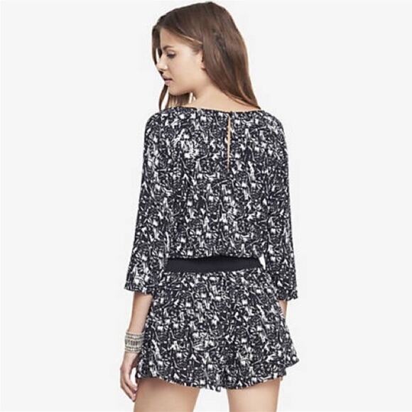 EXPRESS Womens 3/4 Sleeve Printed Lightweight Flowy V-Neck Short Romper Size XS - Picture 2 of 8